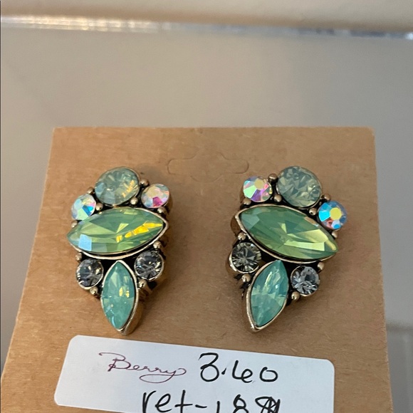 Elegant Green Crystal Earrings - Picture 2 of 3